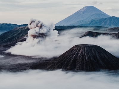 雾覆盖火山鸟瞰摄影